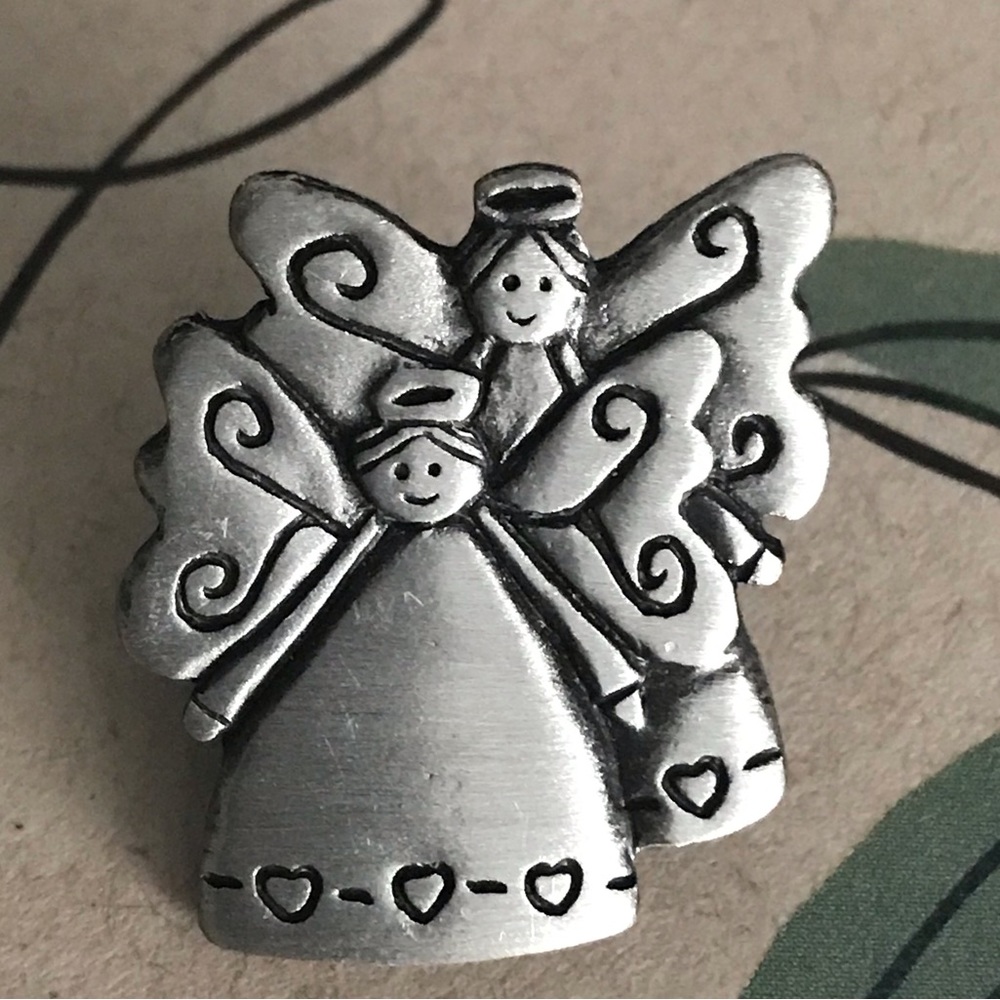✨Sold✨4/$20 Vintage Chelsea Pewter Angel Push Back Pin Silver In Colour - Picture 2 of 7